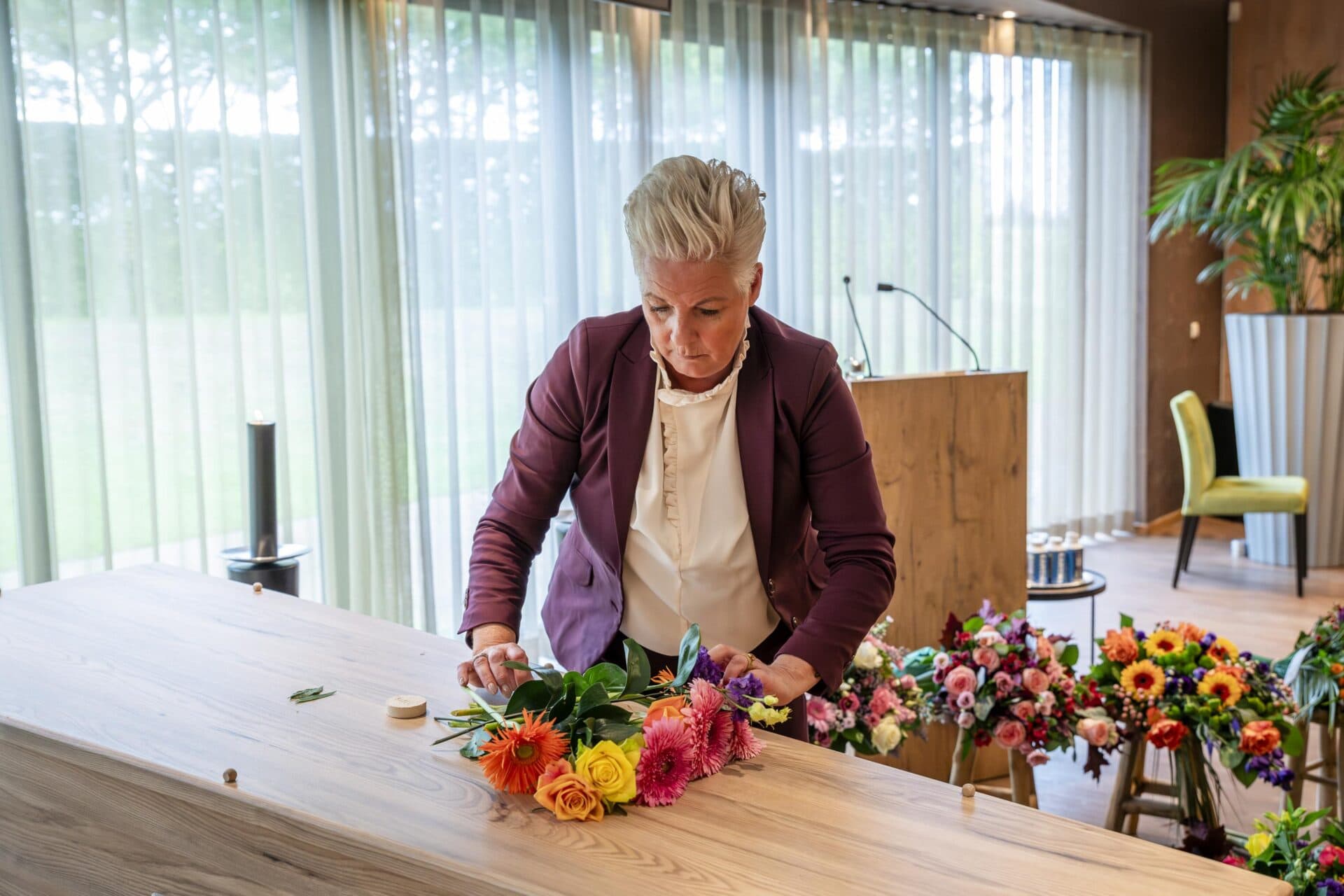 rianne van steeg uitvaartzorg kist met bloemen
